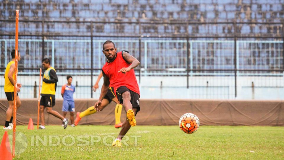 Oktovianus Maniani tak gentar hadapi tim tanah kelahiran. Copyright: &copy; Ian Setiawan/INDOSPORT